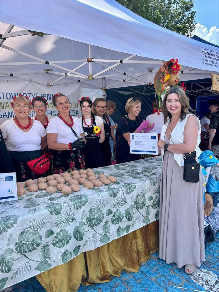 📣 Dziś odbył się wyjątkowy festiwal kulinarny poświęcony lepieniu kartaczy! 🥟